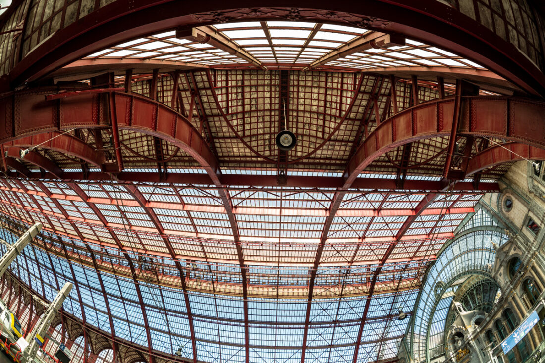 Architektur Antwerpen, Stahlkonstruktion der Mainstation in Rot und rund