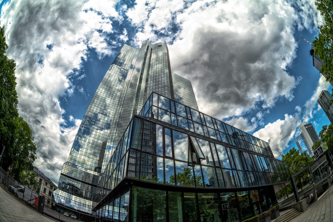 Architektur Frankfurt, Glasfassade der Deutschen Bank it gespieltem Himmel und anderen Gebäuden
