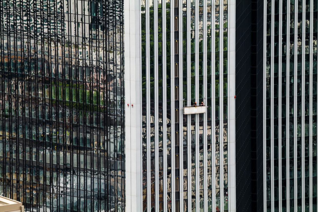 Architektur Frankfurter Bankenviertel beim Fensterputz an der Glasfassade