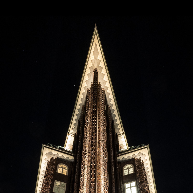 Architektur, Hamburger Kontorviertel als Weltkulturerbe mit dem Chilehaus in den Nachthimmel ragend