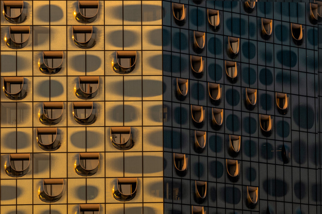 Architektur, Die Elbphilharmonie im Sonnenuntergang mit ihren Fensterwaben im rechten Licht