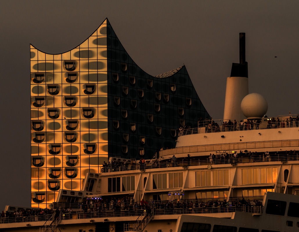 Hafen-Hamburg mit der Queen Marry2 vor der Elbphilharmonie im Sonnenuntergang
