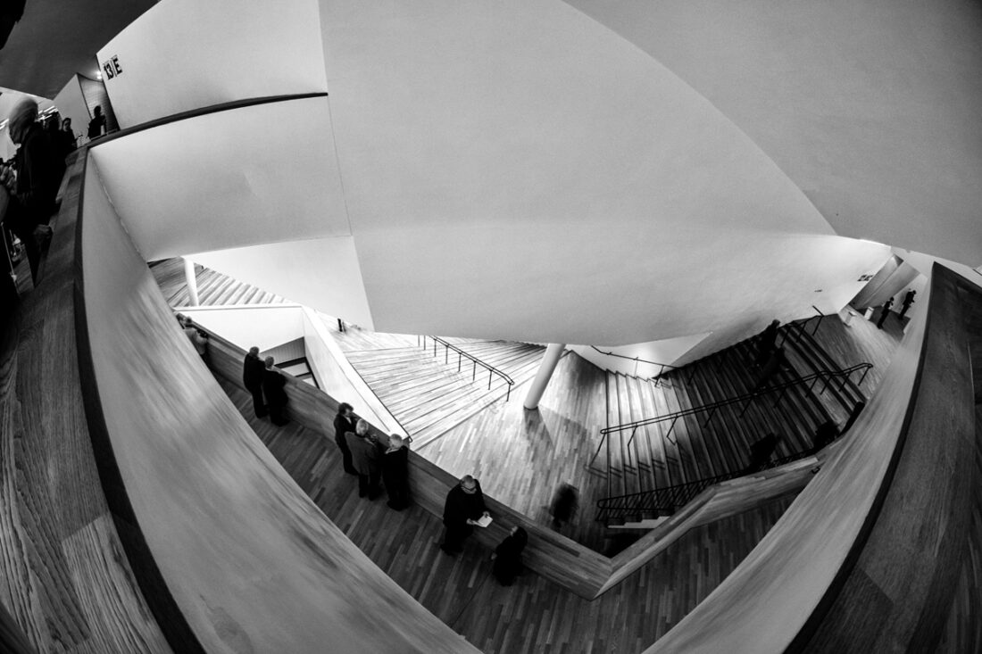 Architektur, Innenaufnahme der Elbphilharmonie mit ihren Treppen in Schwarz-Weiss
