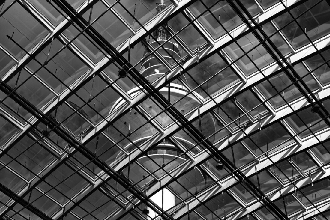 Architektur, Hamburg und sein Fernsehturm in Schwarz-Weiss durch eine Glasdachkonstruktion hindurch fotografiert