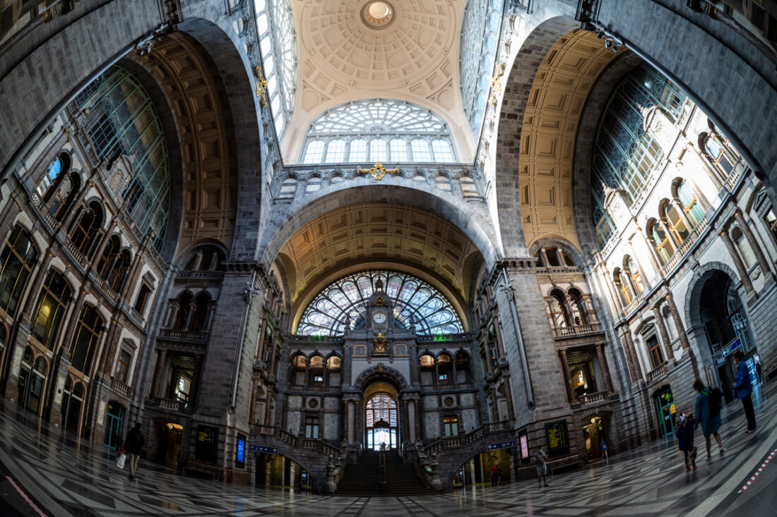 Architektur des Hauptbahnhofes in Antwerpen der Eingangshalle