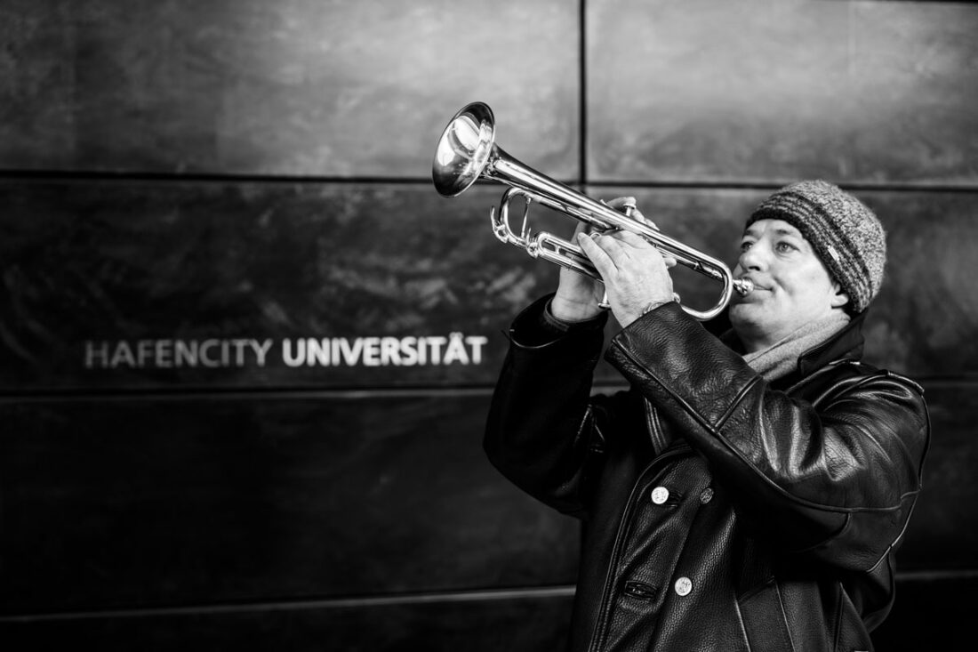 Ein Freund spielt auf seiner Trompete im U-Bahnhof Hafencity Universität