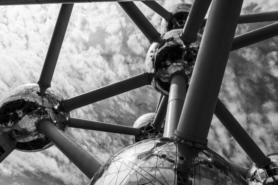das Atomium in Schwarz-Weiss so fotografiert, als wäre es eine Raumstation im All