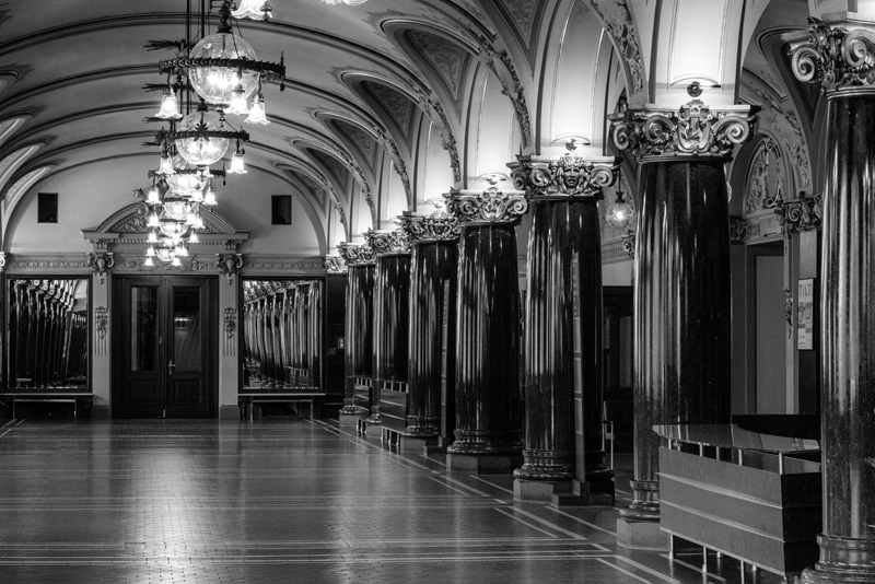 wunderschönes Säulengewölbe im Foyer der historischen Stadthalle Wuppertal, das sich durch die Spiegel verlängert Spiegel