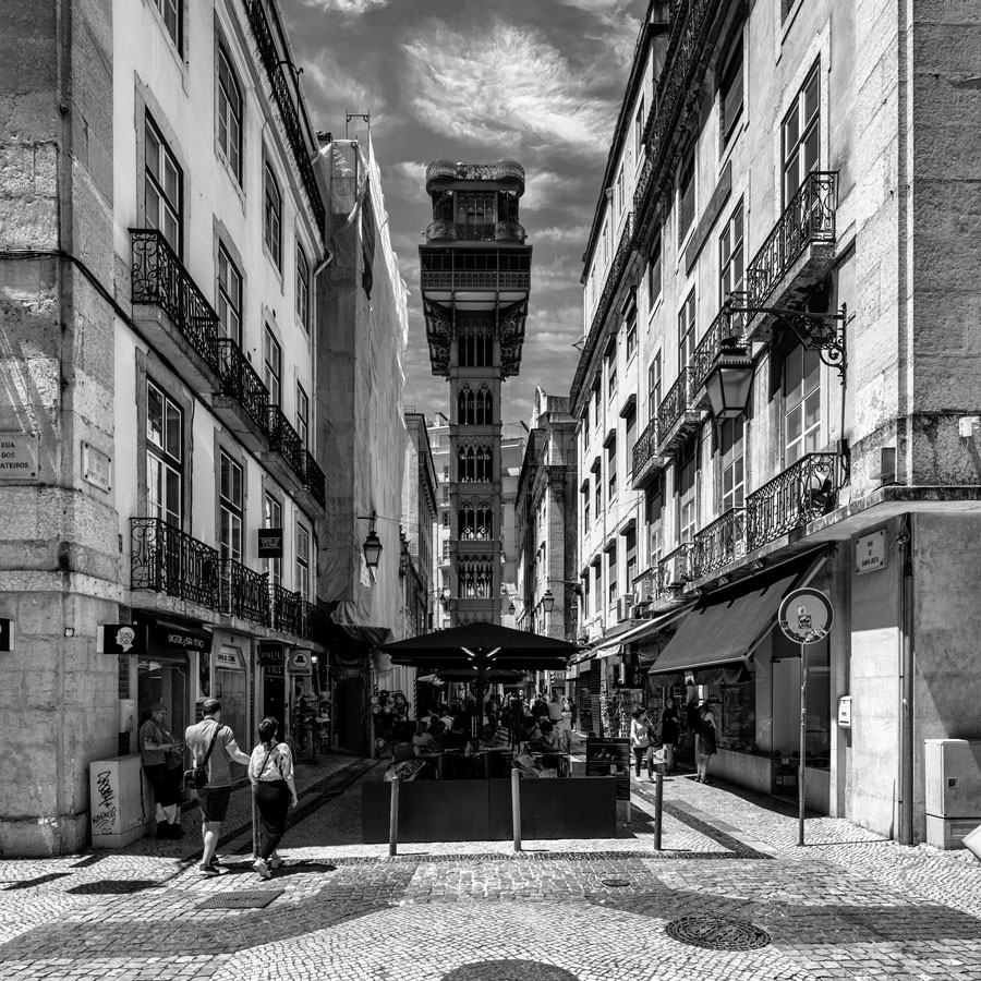 der fantastisch anmutende Fahrstuhl de Santa Jutta in Lissabon in Schwarz-Weiss