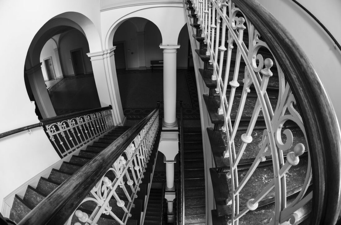 Nebentreppenhaus im Amtsgericht Hamburg mit schön verziertem Treppengeländer, aufgenommen in Schwarz-Weiß