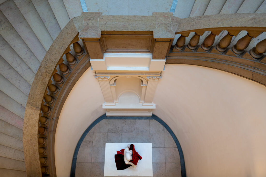 Treppenabgang im Museum für Kunst und Gewerbe in Hamburg mit einer rot überhängen Puppe im Untergeschoss