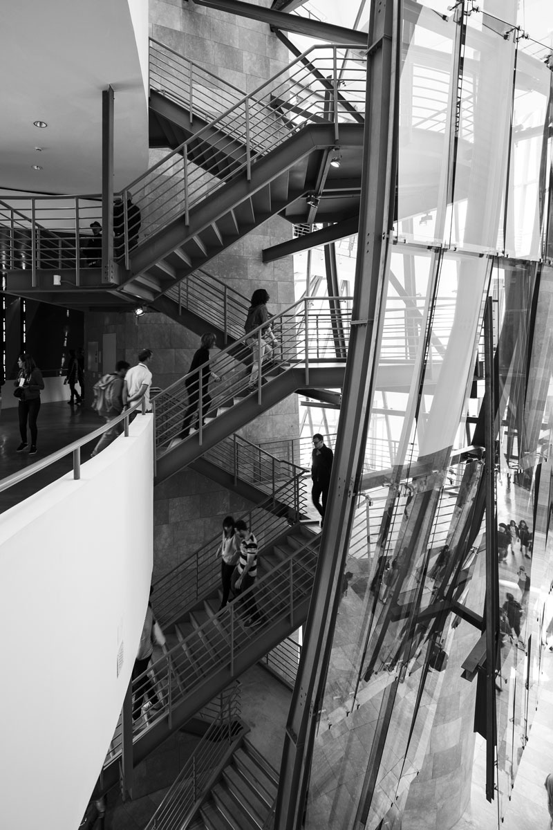 offenes Treppenhaus im Guggenheim-Museum in Bilbao, was an die Treppenszene von Oskar Schlemmer erinnert